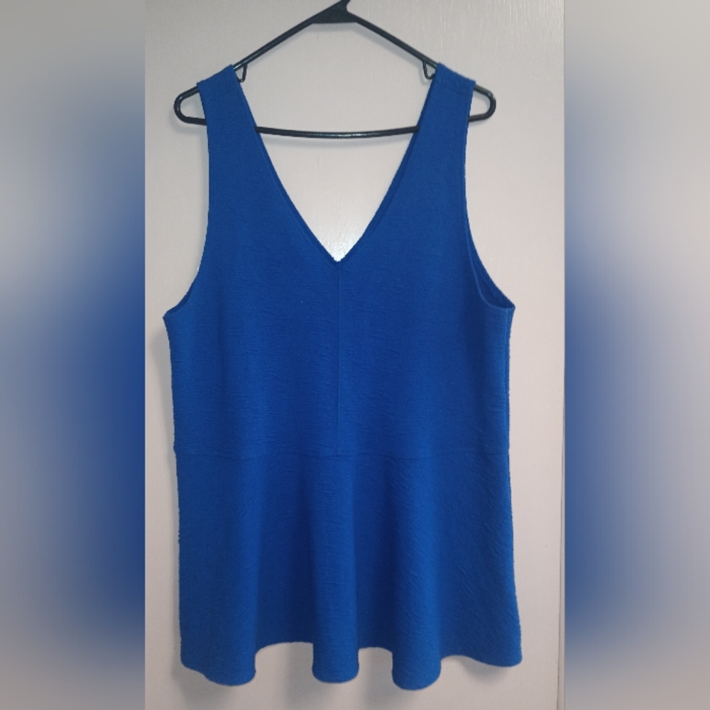 TORRID 2X tank in blue 💙 v-neck- both sides!